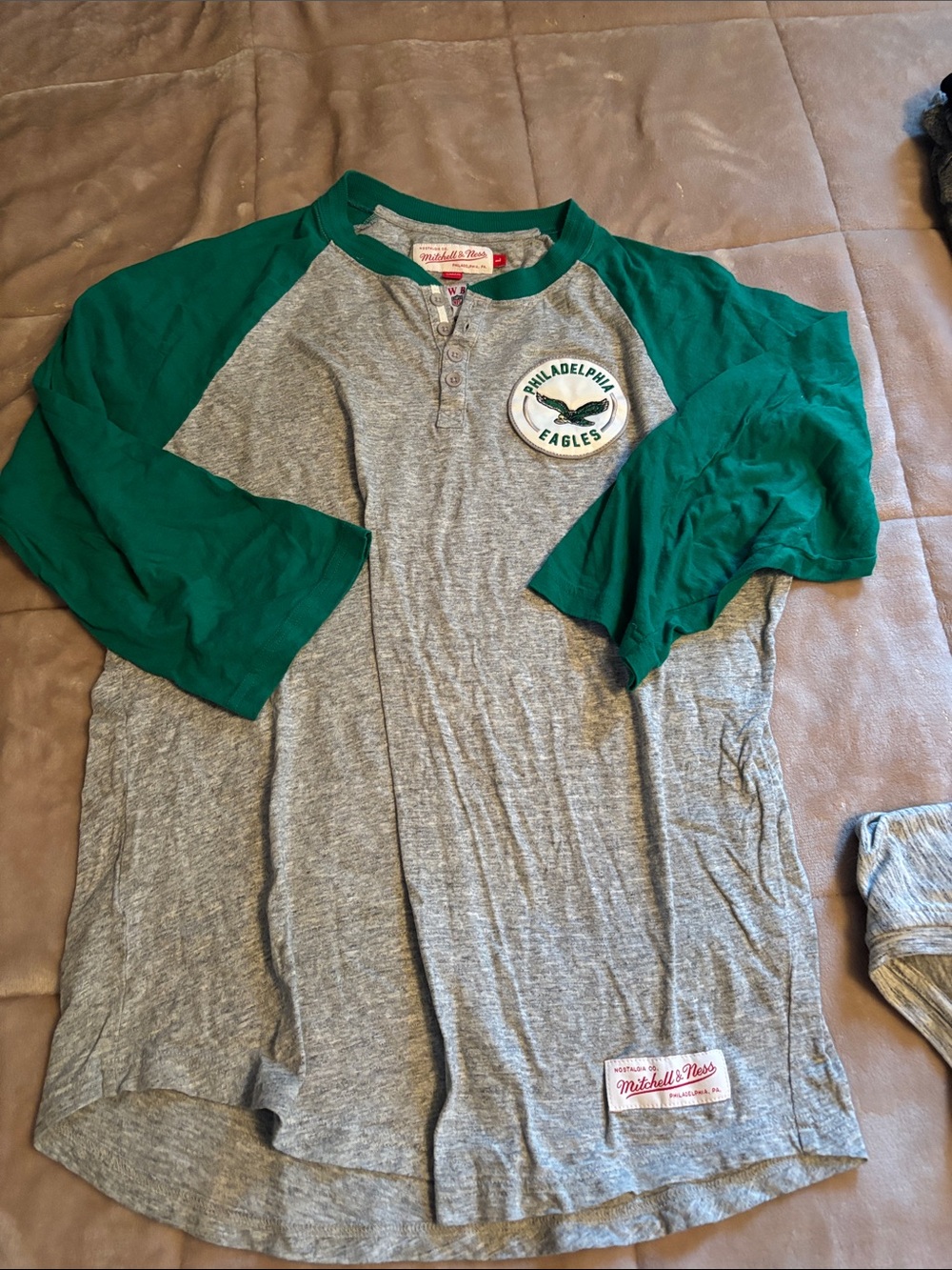 Mitchell & Ness Grey & Green Kids Raglan Eagles Henley Tee like new